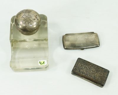 trois objets argentés disposés les uns à côté des autres sur une surface blanche