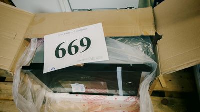 une boîte sur laquelle est posé un micro-ondes, avec une étiquette de prix dessus
