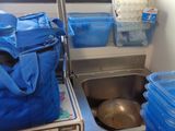 un sac bleu posé sur une étagère à côté d'un évier