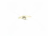 gros plan d'une bague en diamant sur fond blanc