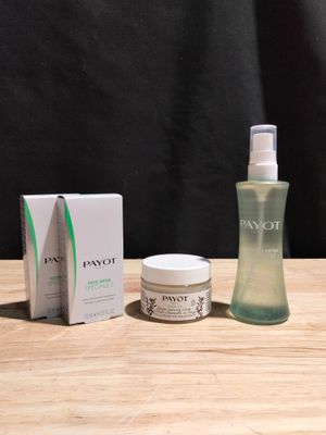deux flacons de lotion et une boîte de lotion posés sur une table en bois
