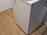 image d'un petit réfrigérateur blanc dans une pièce