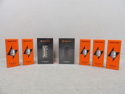 quatre boîtes contenant des appareils électroniques posées sur une surface blanche