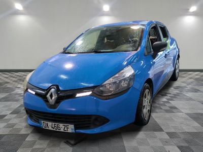 une voiture bleue est garée dans une pièce au sol à carreaux
