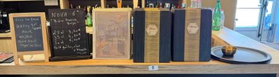 de nombreux livres posés sur le plan de travail de la cuisine