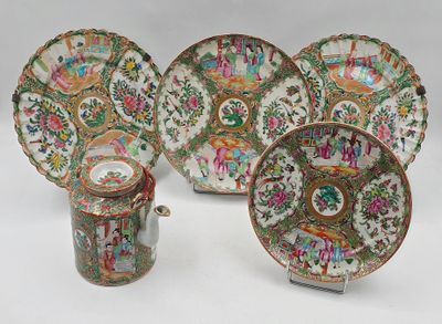 quatre pièces d'un service de table chinois de style « famille » ainsi qu'une tasse et une soucoupe