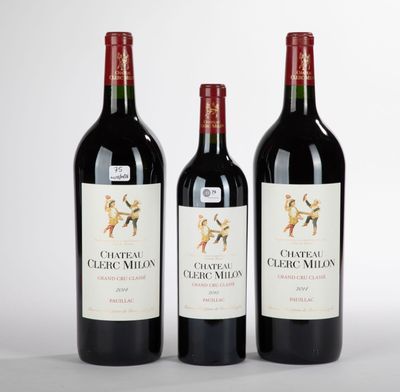 trois bouteilles de vin rouge posées côte à côte sur une table