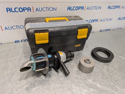 une trousse à outils contenant des outils et une boîte à outils posée sur une table