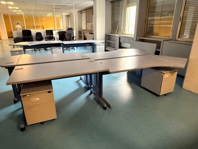 un bureau vide avec un bureau et des chaises à l'intérieur