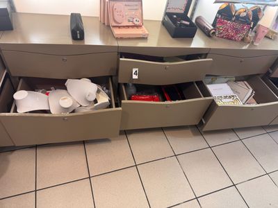 un bureau avec deux tiroirs et un téléphone posé dessus