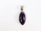Le pendentif est en argent et est orné d'une pierre violette.