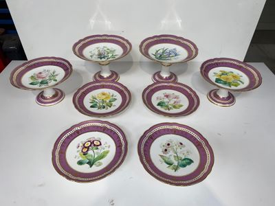 six assiettes violettes et blanches ornées de fleurs, posées sur une table