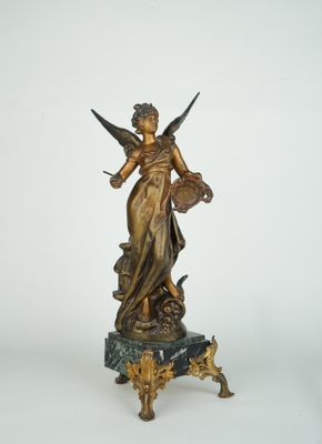 une statue antique en bronze représentant une femme tenant un panier de fleurs