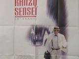 affiche de film représentant un homme en costume blanc et chapeau marchant dans une rue