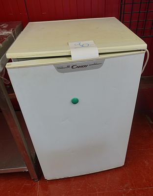 une photo d'un petit réfrigérateur blanc dans une cuisine