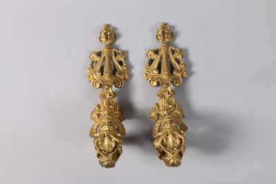 une paire de boucles d'oreilles anciennes plaquées or sur fond blanc