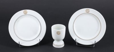deux assiettes et une tasse posées sur une table