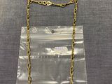 un sac en plastique transparent orné d'une chaîne dorée
