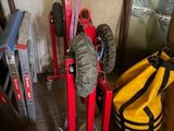 une photo d'un garage où l'on voit une paire de chaussures posée sur un pont élévateur