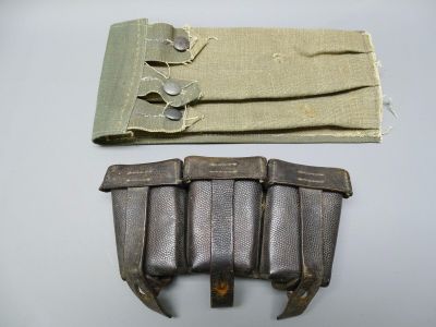 une vieille paire de ciseaux et une pochette posés sur une table