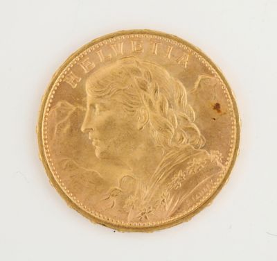gros plan d'une pièce d'or sur une surface blanche