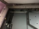 une machine qui se trouve dans une pièce aux murs roses
