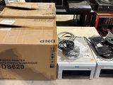 de nombreuses boîtes contenant du matériel électronique posées sur une table dans une pièce