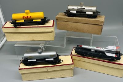 Plusieurs modèles réduits de trains sont exposés dans une vitrine.