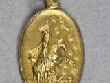 une image représentant une médaille d'or sur laquelle figurent un cheval et son cavalier
