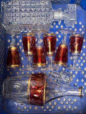 des bouteilles et des verres dans une boîte bleue sur fond bleu