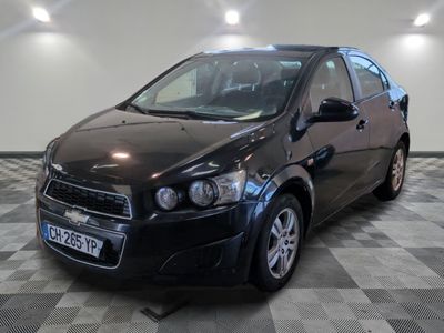 une photo d'une Chevrolet Aveo noire garée dans un garage