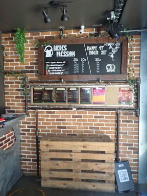 un mur en briques sur lequel est affiché le menu d'un restaurant