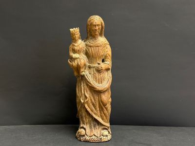 une statue représentant une femme tenant un oiseau dans ses mains