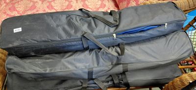 deux valises posées sur une chaise en osier