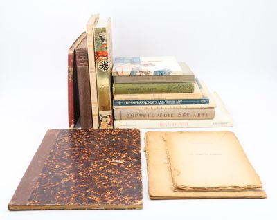 plusieurs livres sont empilés sur une surface blanche