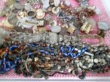 un plateau de bijoux assortis sur une table rose