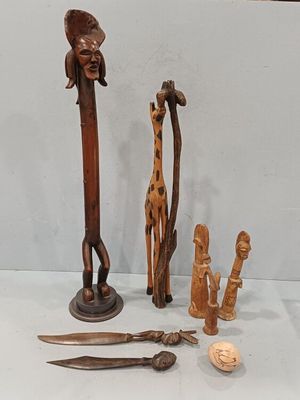 de nombreux objets divers exposés sur la table