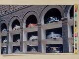 une photo d'une photo montrant des voitures garées dans un parking couvert