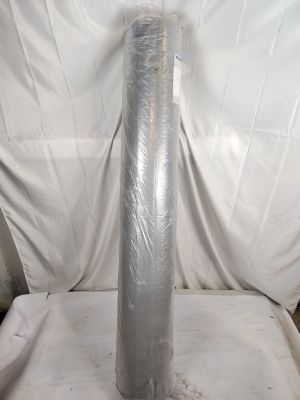 un rouleau de papier d'aluminium posé sur un drap blanc