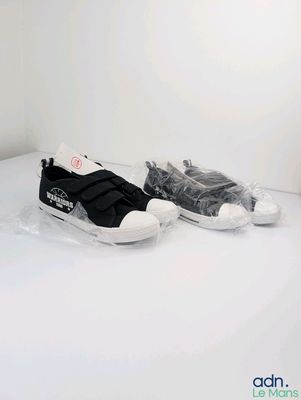 une paire de chaussures posée sur une table blanche