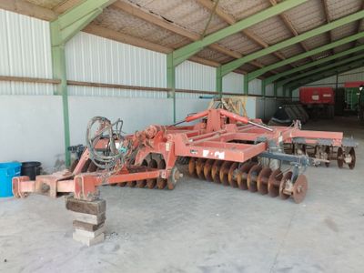 un tracteur et une charrue dans un bâtiment