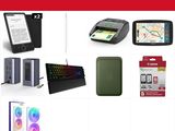 de nombreux objets divers, parmi lesquels un clavier, une souris, un téléphone portable et d'autres gadgets électroniques