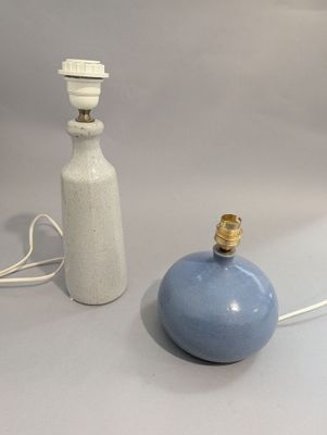 un vase blanc et bleu à côté d'une lampe bleue et blanche