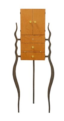 une grande armoire en bois posée sur un socle, dotée de deux tiroirs