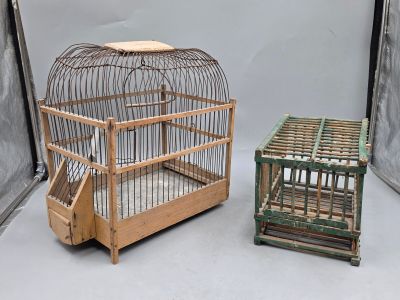 une petite cage à oiseaux et une petite cage à oiseaux en bois