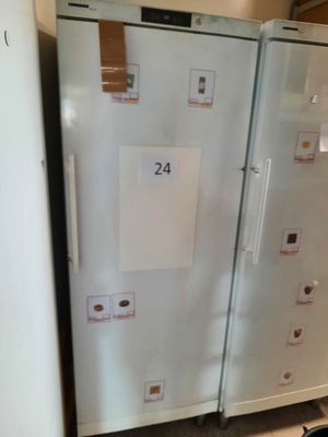 un réfrigérateur recouvert d'une multitude d'aimants