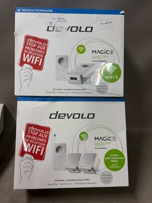 deux boîtes de télécommandes Nintendo Wii posées sur une table