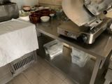 une machine posée sur une table dans une cuisine