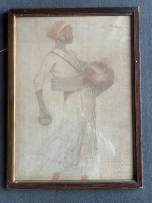 une vieille photo d'un homme portant un panier sur son épaule