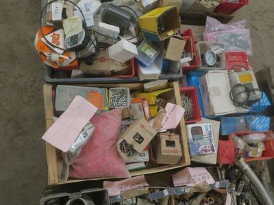 une pile d'objets hétéroclites posés sur le sol